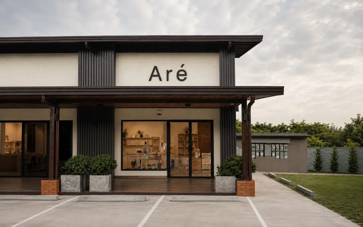 Fachada de la tienda Aré en Plaza Atrio, con el letrero Aré sobre la vitrina